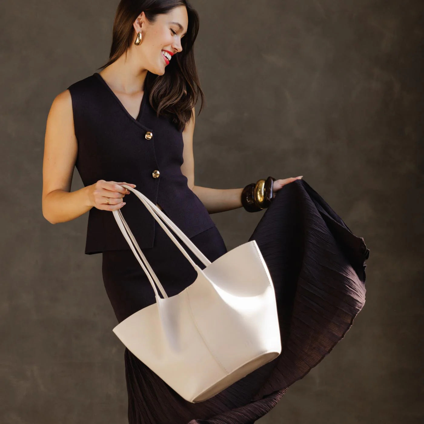 Classic Leather Bucket Bag for Women – Lightweight Shoulder Tote Purse, Everyday Leather Handbag with Spacious Interior